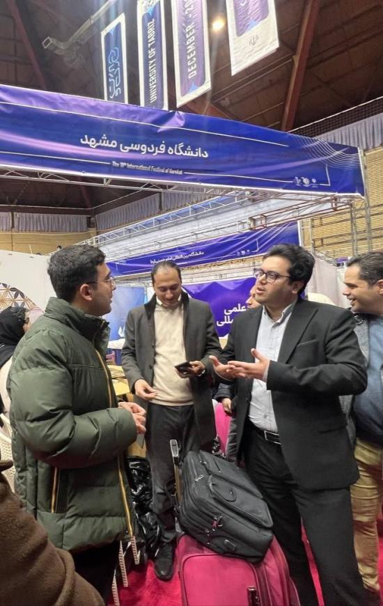 بازدید مدیرکل پشتیبانی امور فرهنگی و اجتماعی جناب آقای دکتر باقری از مراحل آماده‌سازی غرفه انجمن‌های علمی دانشجویی دانشگاه فردوسی مشهد