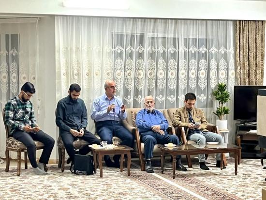 دیدار دانشجویی با خانواده شهیدان شادکام به مناسبت آغاز هفته دفاع مقدس