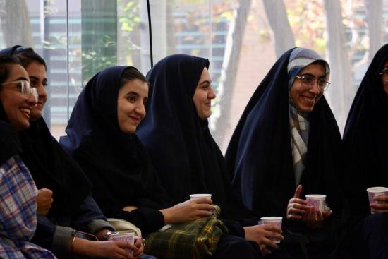 نشست صمیمی و دوستانه با موضوع «برابری یا تفاوت؟» نشست صمیمی و دوستانه با موضوع «برابری یا تفاوت؟»